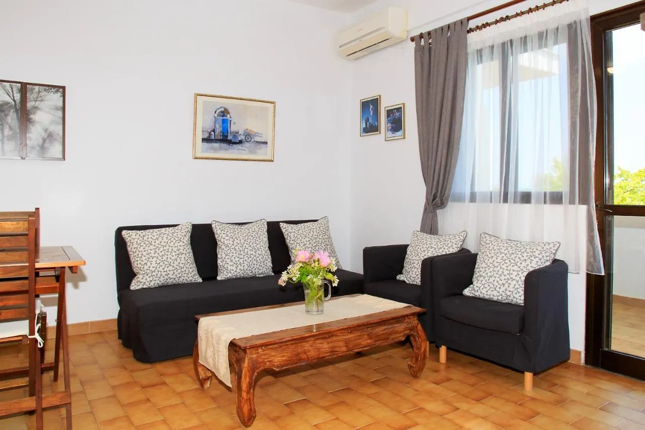 Emi House Aparthotel Βουρβουρού