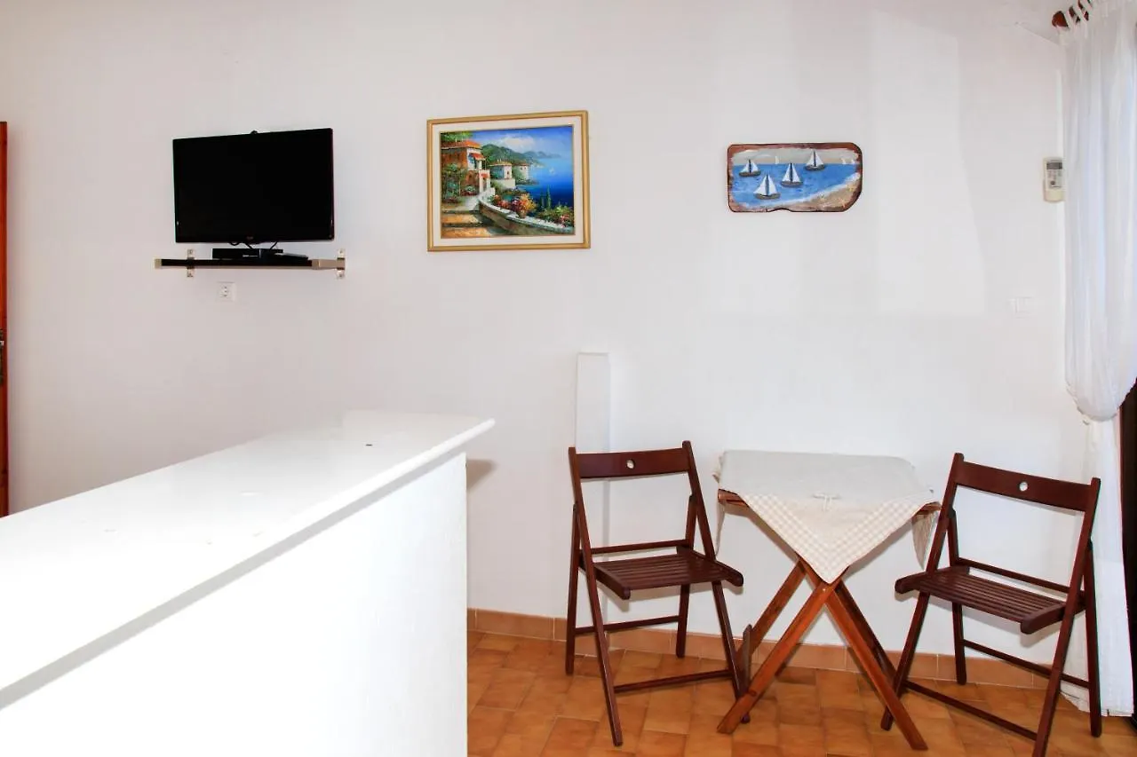 Emi House Aparthotel Βουρβουρού